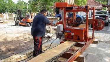 Kako Je Malezijski Učitelj Osnovao Vlastitu Stolarsku Radionicu